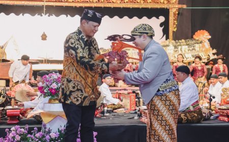 Kapolda Jatim Gaungkan Semangat Jogo Jawa Timur di Pagelaran Wayang Kulit Hari Bhayangkara ke - 80