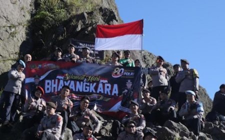 Polres Blitar bersama Komunitas Pecinta Alam Peringati Hari Bhayangkara ke-80 di Gunung Kelud