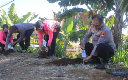 Peduli Lingkungan, Polres Probolinggo Tanam Puluhan Pohon Kado Hari Bhayangkara ke - 80