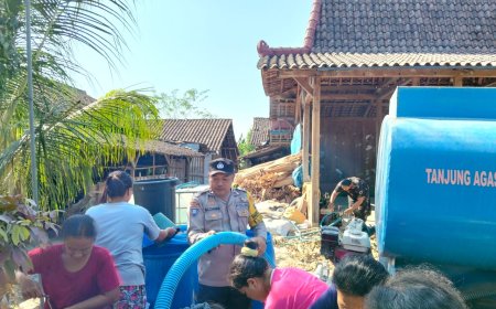 Polres Bojonegoro Salurkan 16 Ribu Liter Air Bersih untuk Warga Terdampak Kemarau di Ngambon