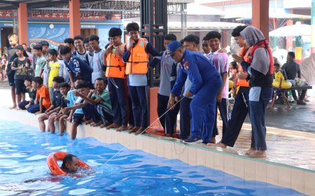 Satpolairud Polres Lamongan Bekali Santri Keterampilan Berenang dan Penyelamatan di Perairan