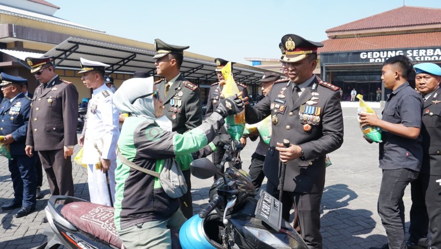 Hari Bhayangkara Ke-80, Polresta Sidoarjo Salurkan Bantuan 3 ton Beras untuk Masyarakat