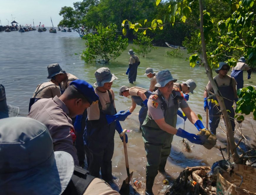 Sinergi Bersih - bersih Pantai, Polres Gresik Wujudkan Indonesia ASRI