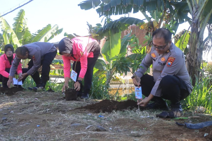 Peduli Lingkungan, Polres Probolinggo Tanam Puluhan Pohon Kado Hari Bhayangkara ke - 80