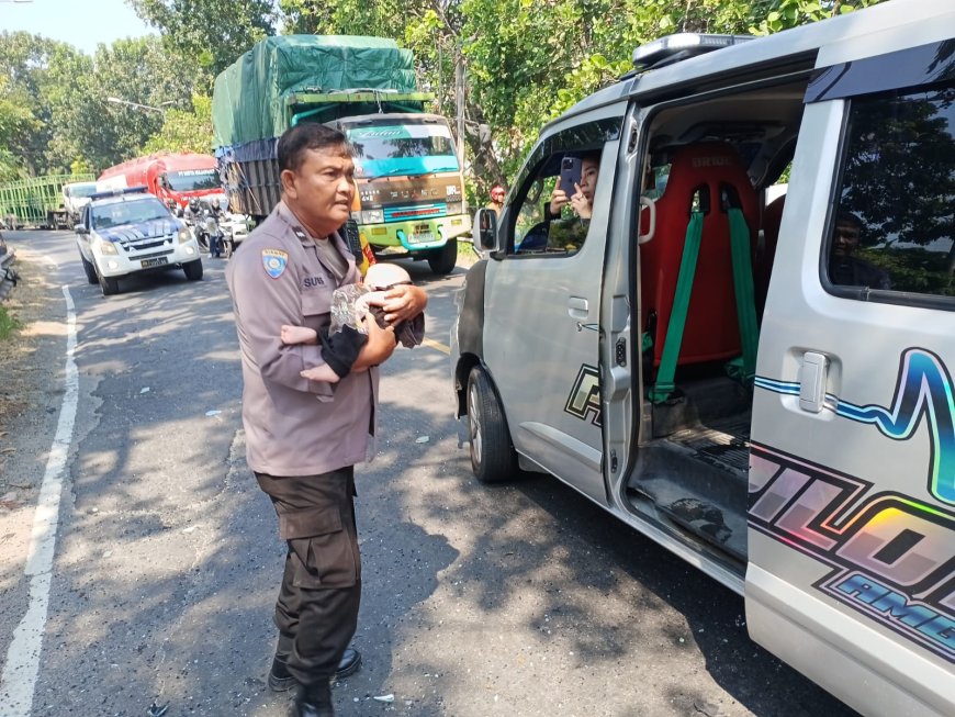 Tuai Pujian Warganet, Aksi Heroik Bhabinkamtibmas Polsek Bagor Selamatkan Bayi Korban Kecelakaan Bus di Nganjuk