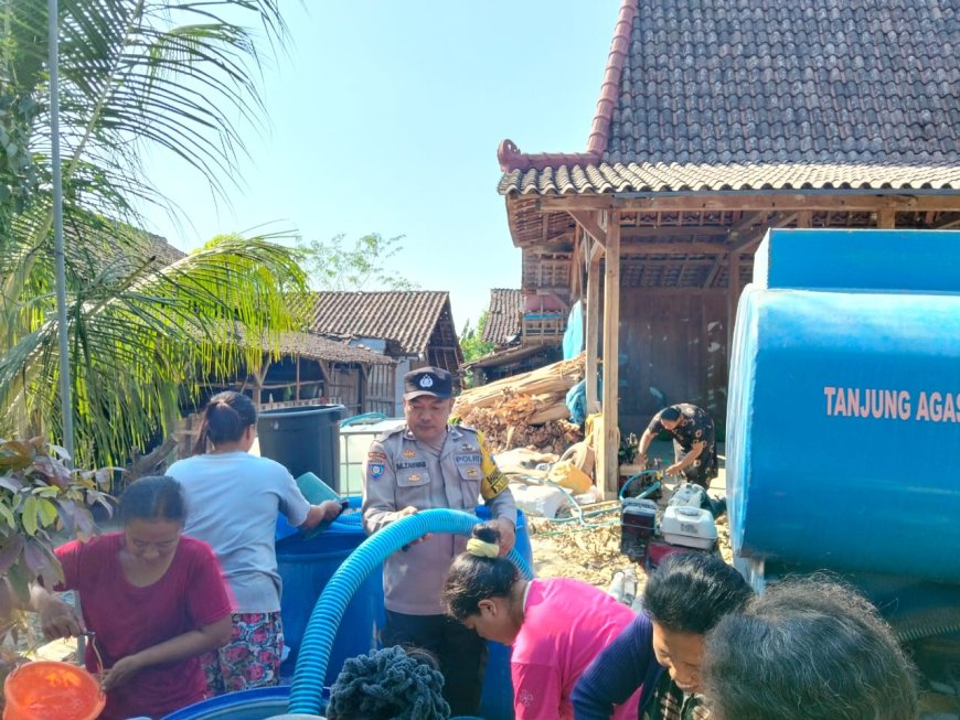 Polres Bojonegoro Salurkan 16 Ribu Liter Air Bersih untuk Warga Terdampak Kemarau di Ngambon