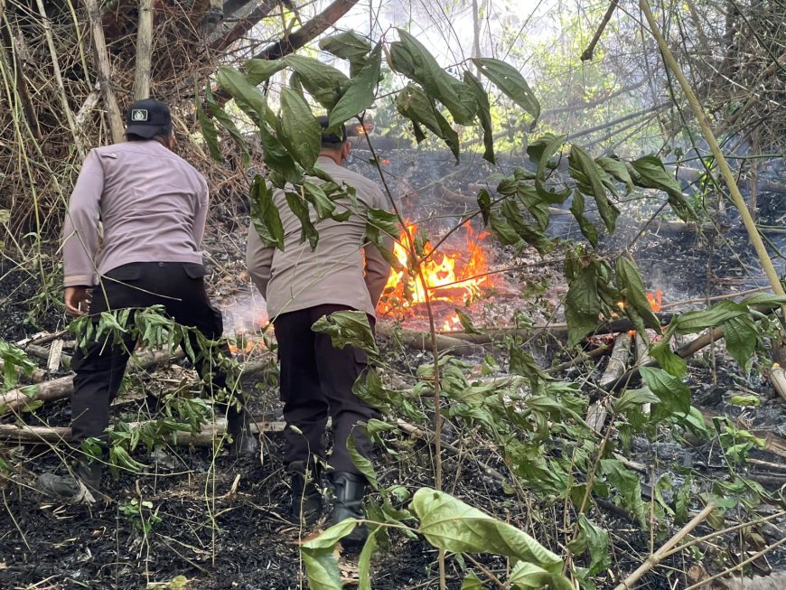 Polres Trenggalek Terjunkan Personel Jajaran Padamkan Api di Gunung Orak Arik