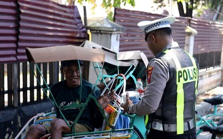 Susuri Jalanan Kota, Satlantas Polres Gresik Tebar Kebaikan Lewat Jumat Berkah Berbagi