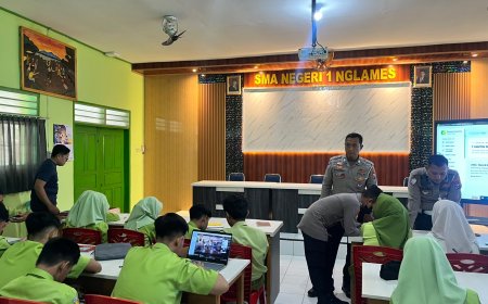 Trainer Paham AI Polres Madiun Edukasi Literasi Kecerdasan Buatan kepada Siswa SMAN 1 Nglames