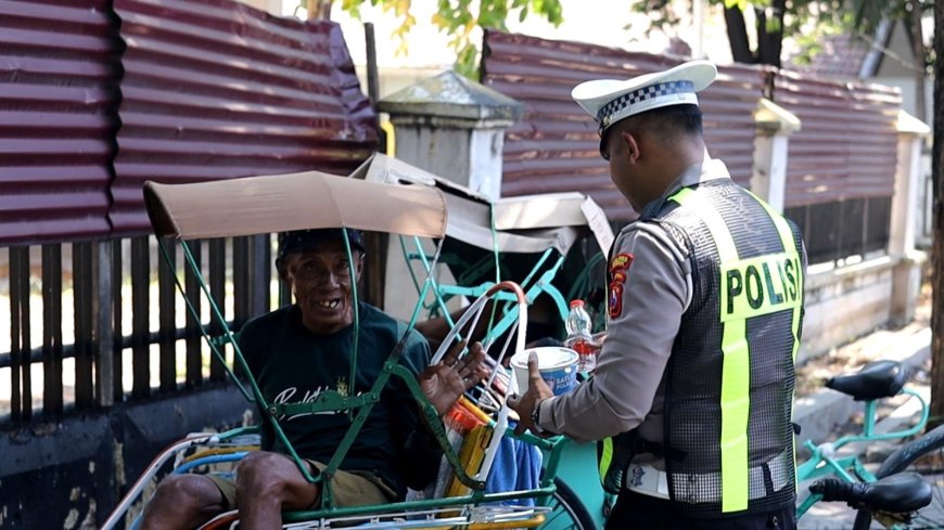 Susuri Jalanan Kota, Satlantas Polres Gresik Tebar Kebaikan Lewat Jumat Berkah Berbagi