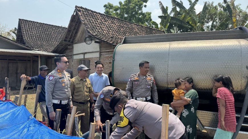 SABER Satlantas Polres Ngawi: Salurkan Bantuan Air Bersih untuk Warga Terdampak Kekeringan