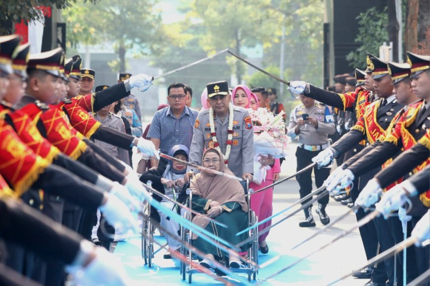 Disambut Pedang Pora dan Atraksi Budaya, Irjen Pol Dekananto Eko Purwono Resmi Pimpin Polda Jatim